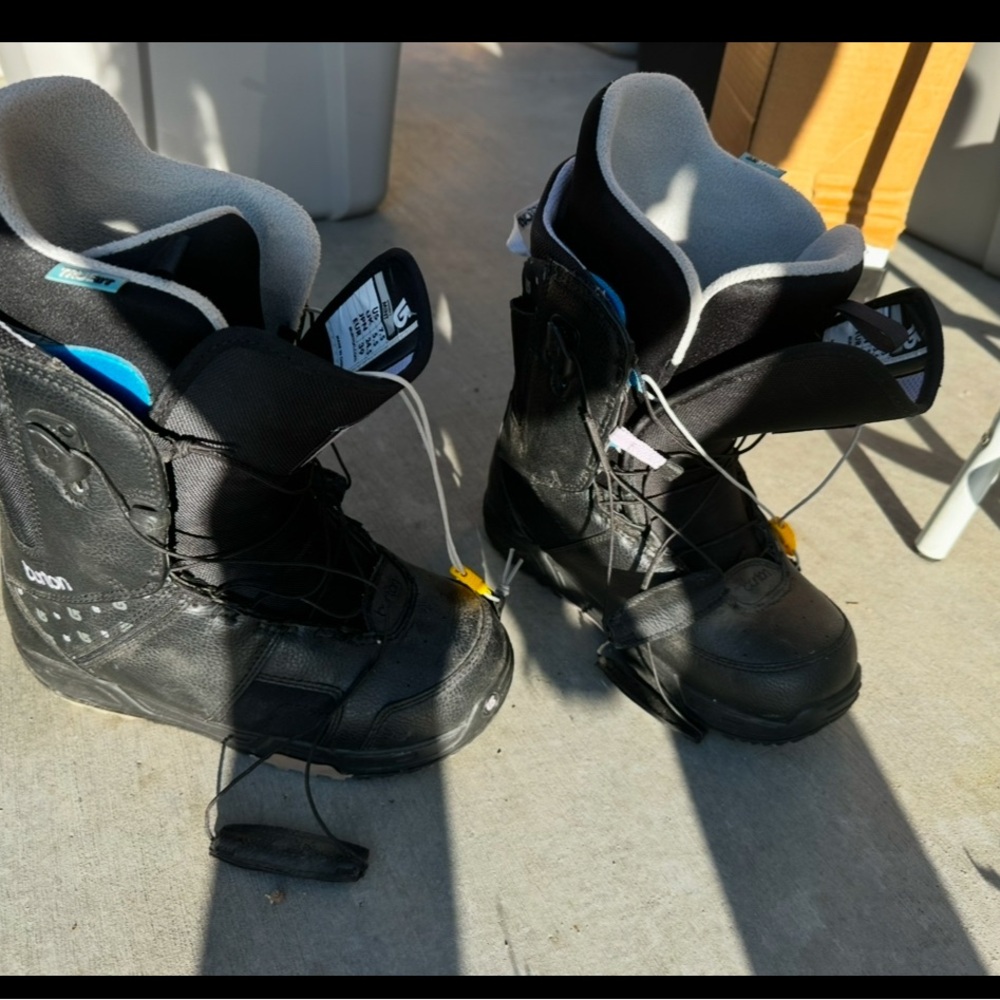 Burton mint snowboarding boots